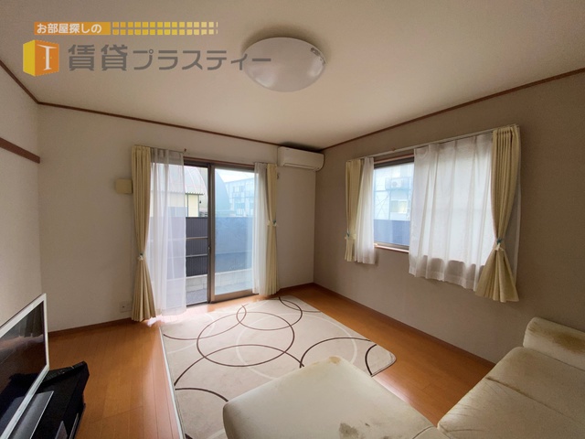 居室・リビング　家具は配置イメージです。※参考写真　中部屋は窓が１面になりま