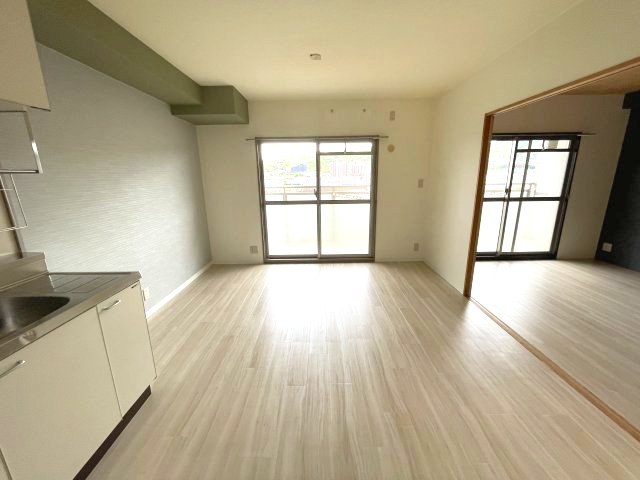 居室・リビング　イメージとして同建物他部屋を表示しています