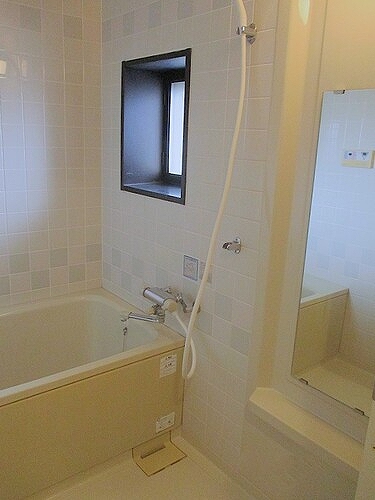 バス・シャワールーム　窓のある明るいバスルーム　※2021年5月撮影