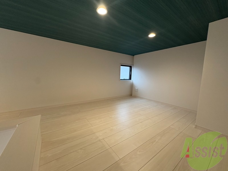 キッチン　寝室のロフトには窓があるので、朝の目覚めが良さそうです。