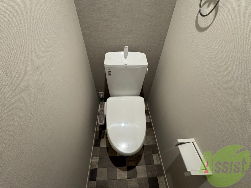トイレ　トイレはこちらのウォシュレット付きになりますね。