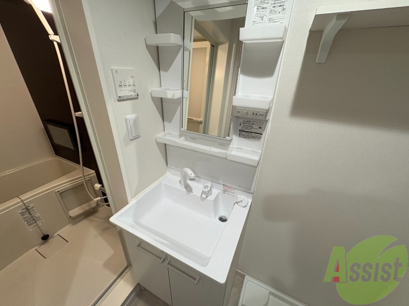 洗面設備　洗面台はこちら、広々して使いやすそうですね。