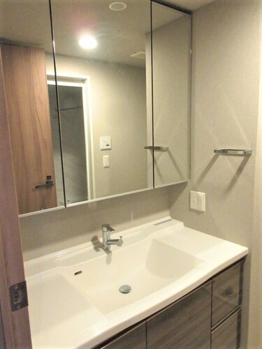 洗面設備　身支度に欠かせない独立洗面台♪