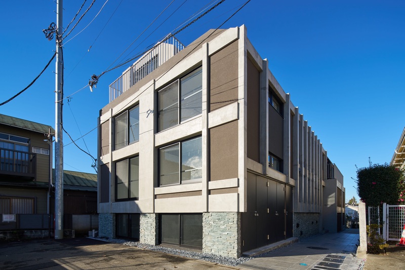 建物外観　直線的でスタイリッシュな外観