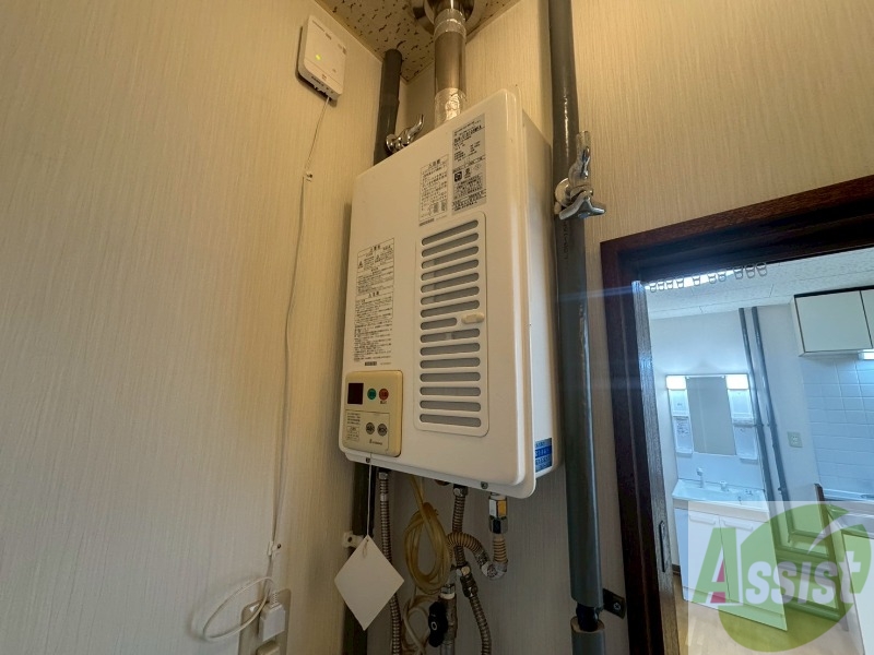 その他設備　給湯器は簡単操作で温度調整ができますよ。