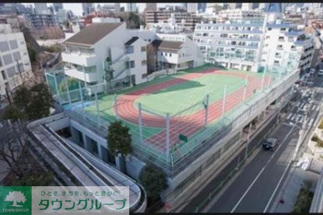 小学校　港区立赤坂小学校（小学校）まで520m