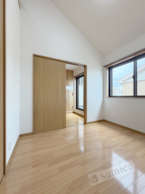 その他部屋・スペース　内装は落ち着いています。おおきな窓で明るさを演出。