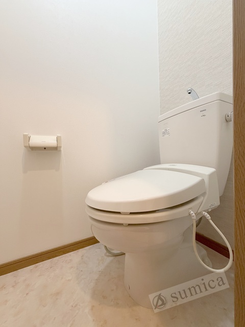 トイレ　人気アイテムの温水洗浄便座。清潔感のあるトイレです。