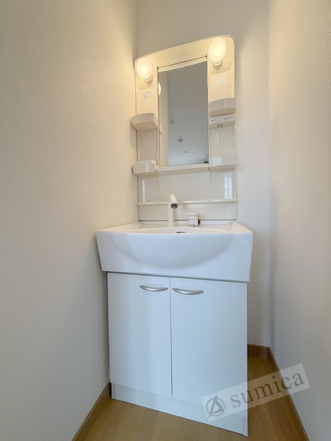 洗面設備　洗面台独立、洗髪洗面化粧台で朝の身支度もはかどります。