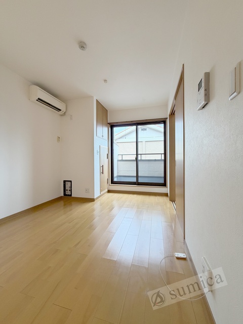 バルコニー　内装は落ち着いています。おおきな窓で明るさを演出。