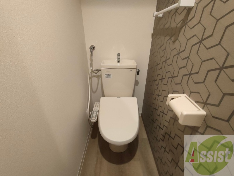 トイレ　トイレです。タオル掛けもついて便利ですね