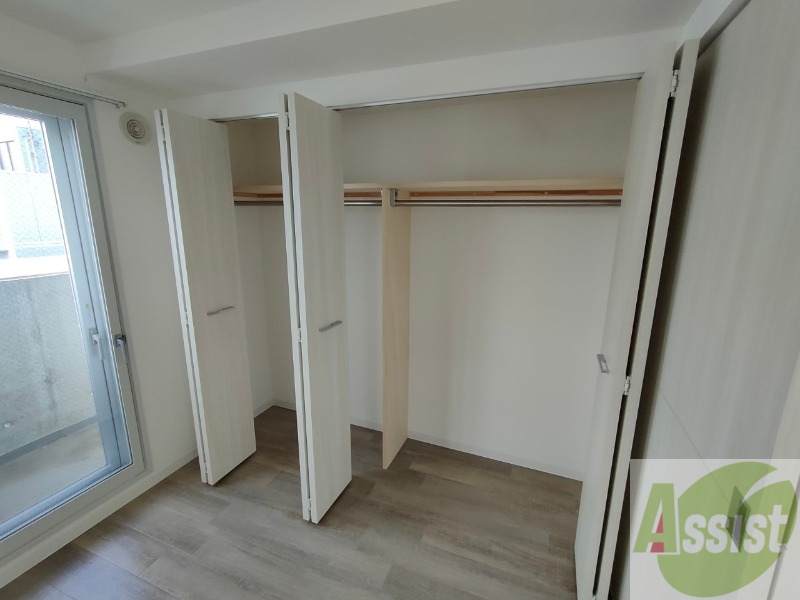 収納　こちらの収納にはハンガーをかけて服もしまえますね。