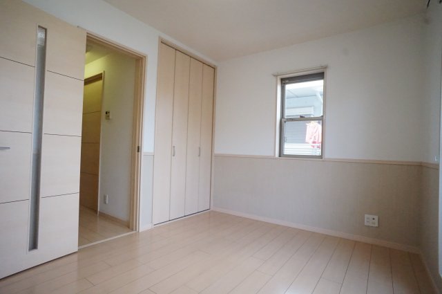 その他部屋・スペース　開放的な寝室です