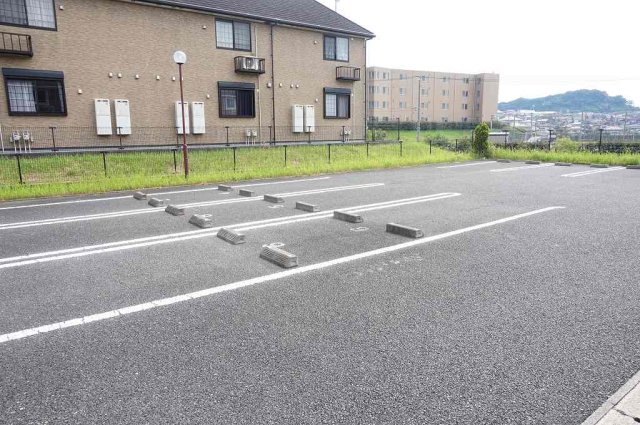 駐車場　駐車場があるので、車を買う予定の方も安心です