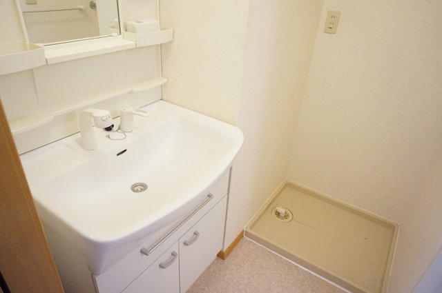 洗面設備　ゆったりとスペースのある洗面所