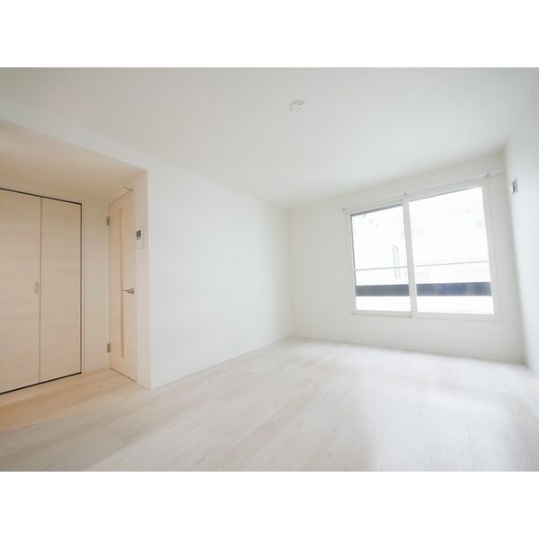 居室・リビング　★人気の築浅都市ガス物件！★白基調のお洒落な内装！