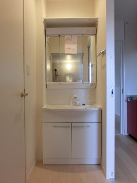 洗面設備　明るい洗面所です