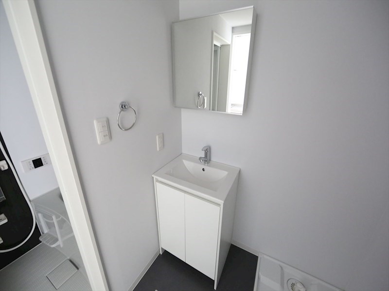 洗面設備　脱衣所　独立洗面台（シャンプードレッサー付）収納スペース有