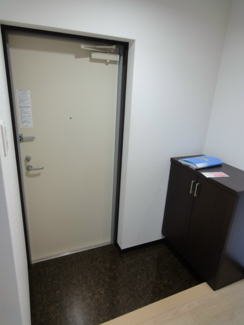 玄関　写真は201号室のものです