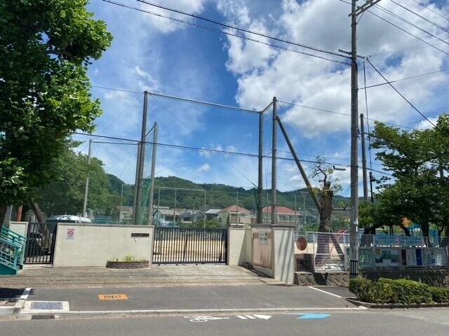 小学校　池田市立秦野小学校（小学校）まで994m