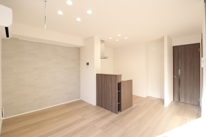 居室・リビング　南向きの明るいリビングです。アクセントクロスが特徴的です。