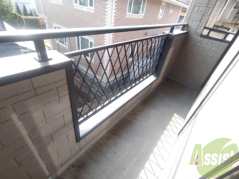 バルコニー　ベランダはよく日が当たり気持ちの良い空間です。