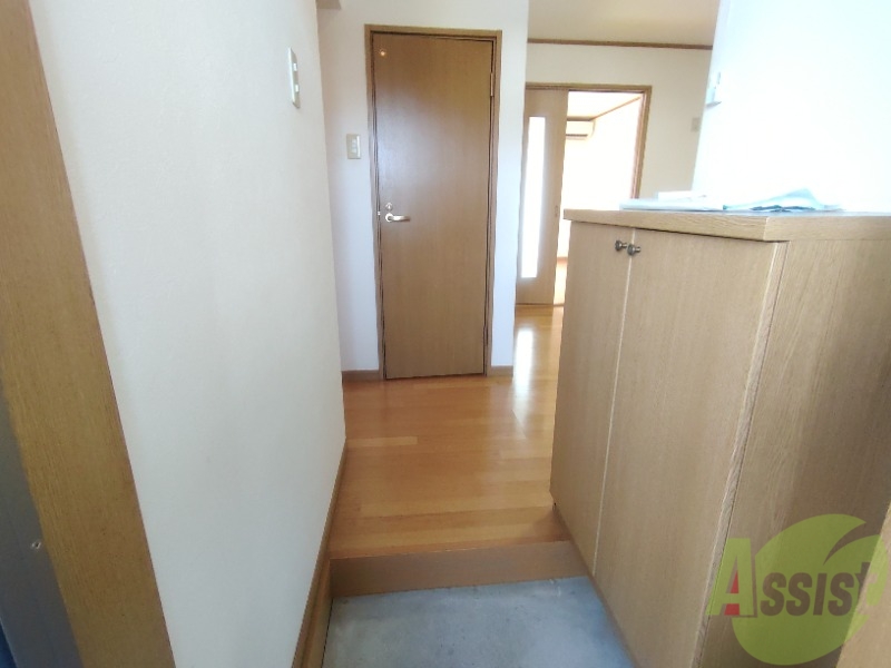 玄関　玄関からの様子です。綺麗なフローリングが広がっています。