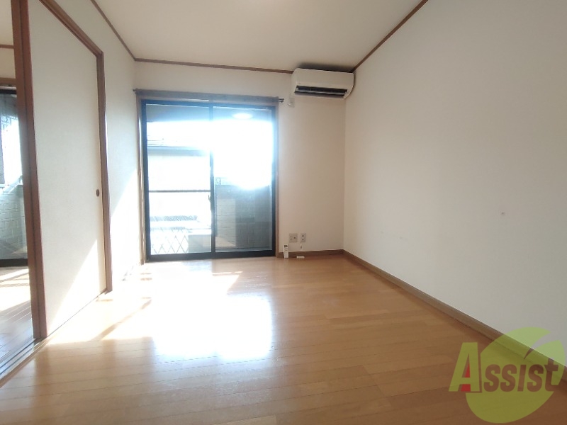 居室・リビング　広くきれいなリビングは明るい光も良く差します。