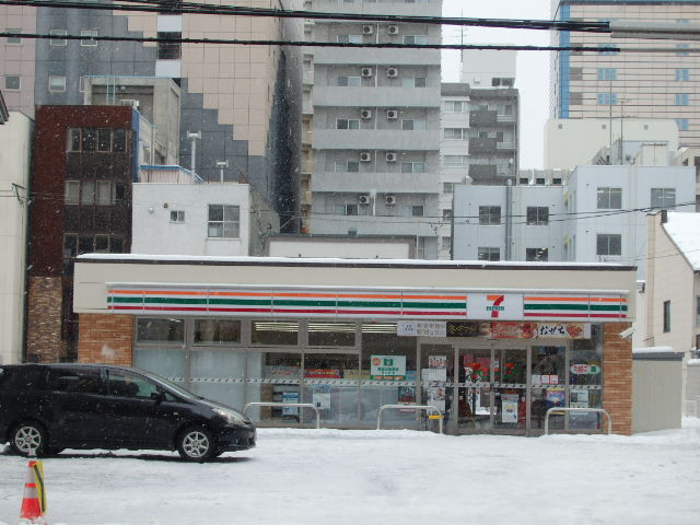 コンビニ　セブンイレブン（コンビニ）まで247m