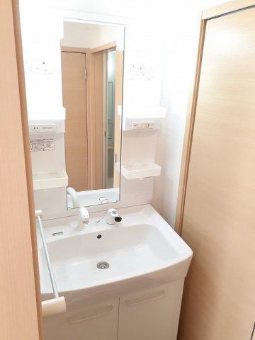 洗面設備　ゆったりとスペースのある洗面所