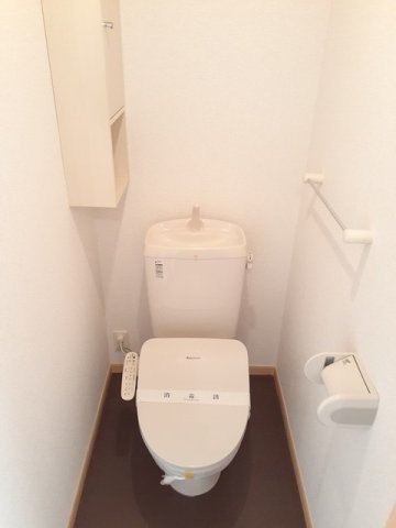 トイレ　落ち着いた色調のトイレです