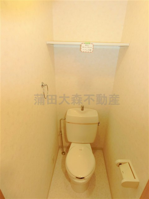 トイレ　棚付きのトイレ