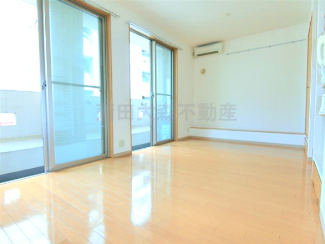 居室・リビング　収納多数な洋室10帖！