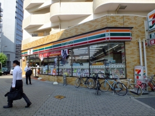 コンビニ　セブン－イレブン大阪江戸堀３丁目店（コンビニ）まで206m