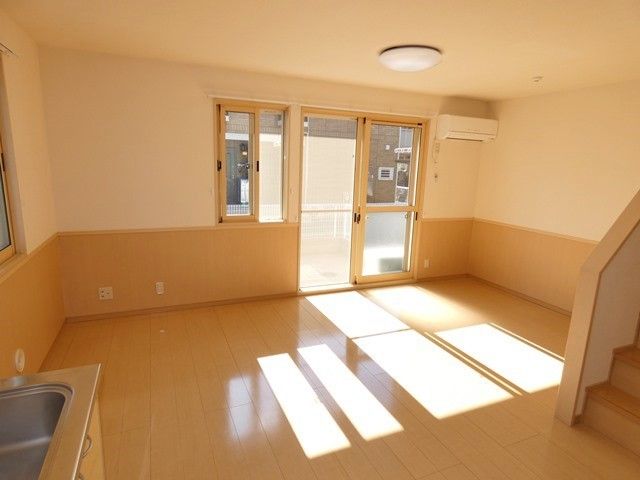 居室・リビング　日当たりのいい広々したリビングです