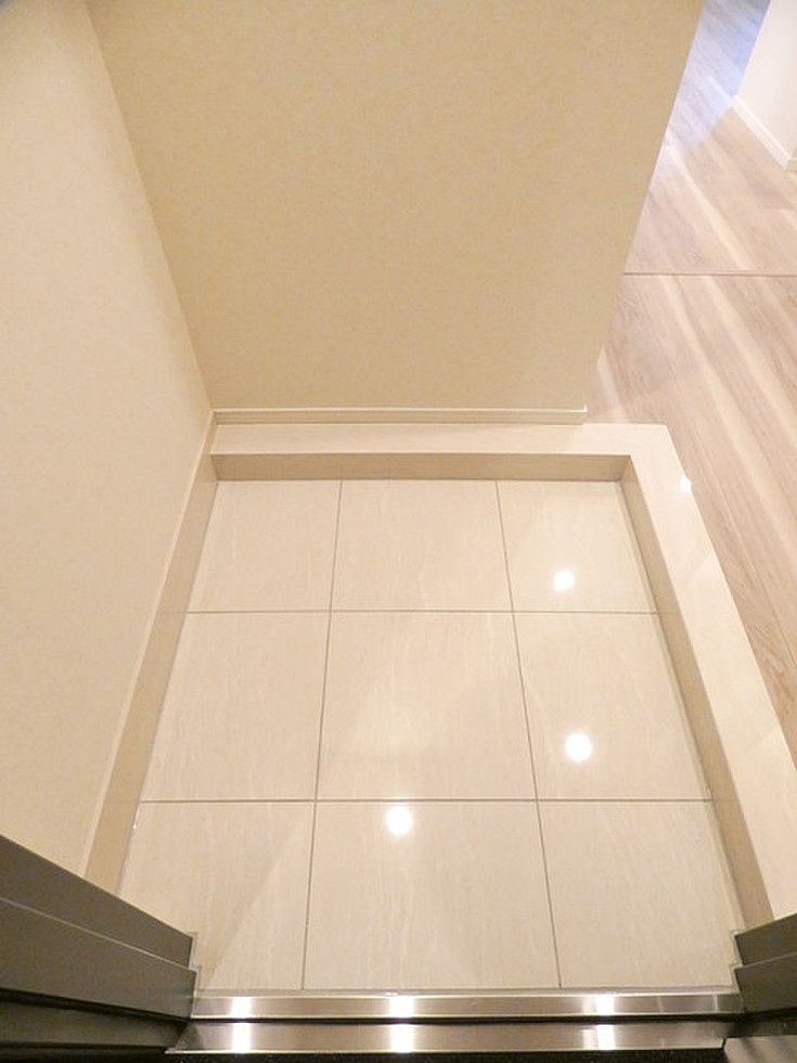 玄関　写真は同タイプ住居です。