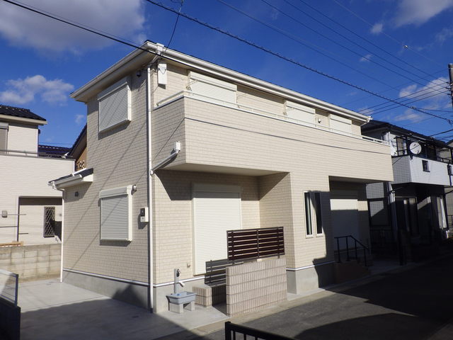 建物外観　明るい白基調の外観です