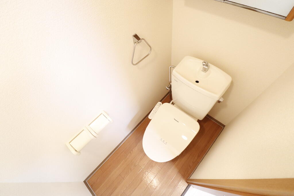 トイレ　収納棚付きトイレです♪