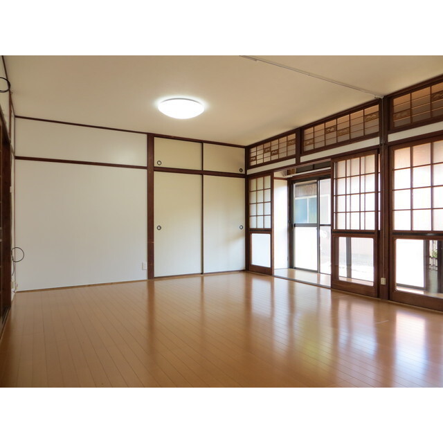 居室・リビング　※入居中のため、前回募集時の写真です。