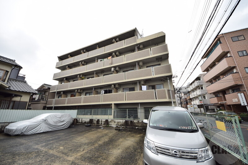 建物外観　タイル貼りの綺麗な外観