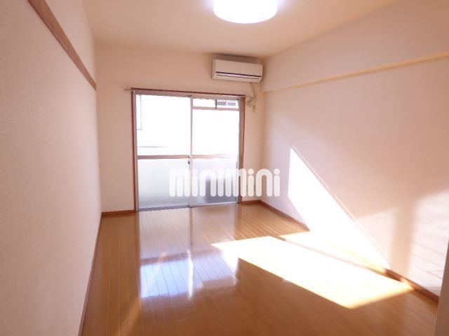 居室・リビング　日当りのいいお部屋です。