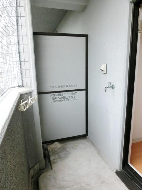 その他　バルコニーに洗濯機置き場