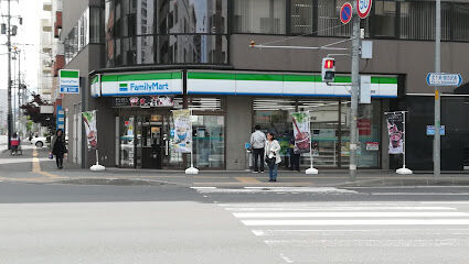 コンビニ　ファミリーマート札幌北1条西20丁目店（コンビニ）まで138m