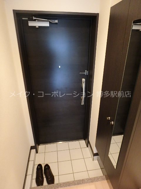 玄関　同物件、別部屋の写真です。