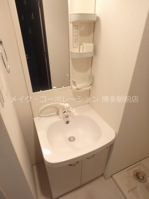 洗面設備　同物件、別部屋の写真です。