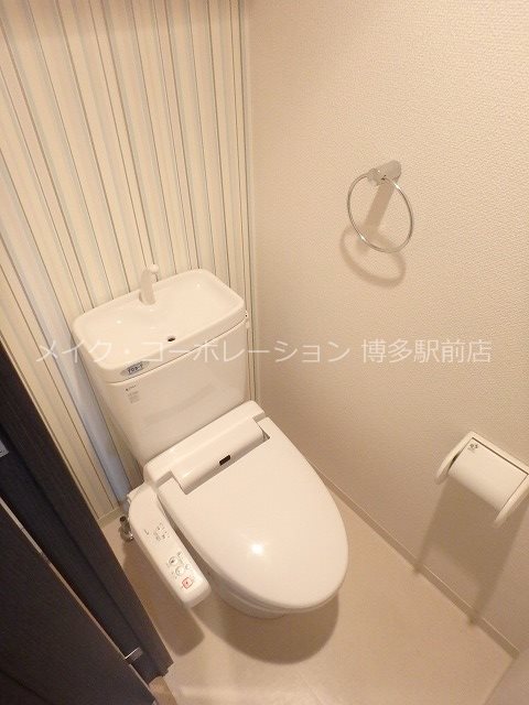 トイレ　同物件、別部屋の写真です。