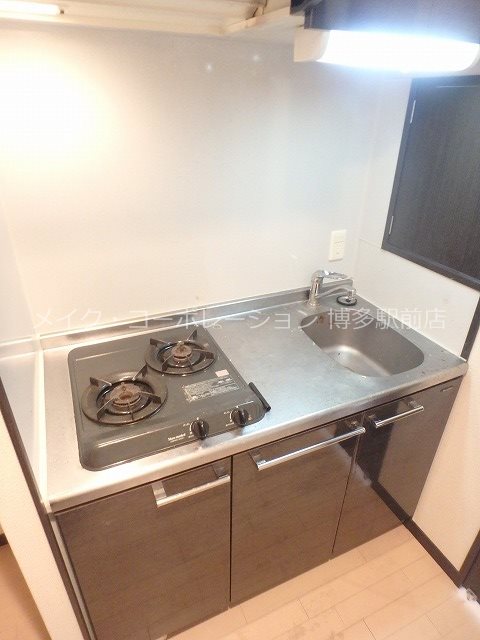 キッチン　同物件、別部屋の写真です。