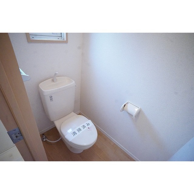 トイレ　小窓が付いた明るいトイレです♪