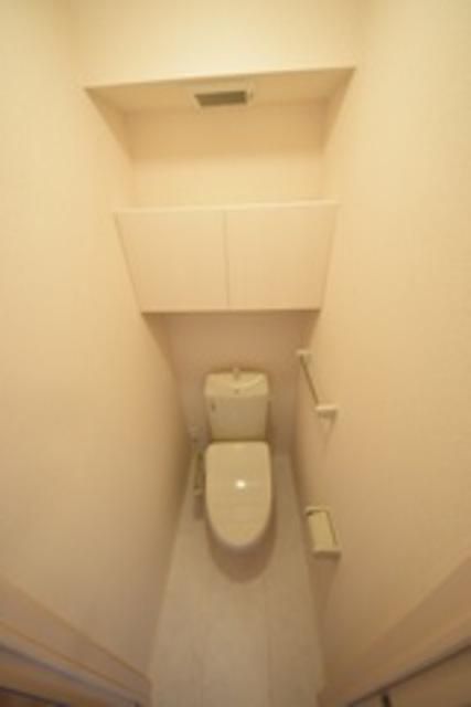 トイレ　トイレ内収納棚付
