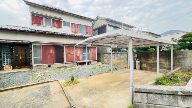 建物外観　陽当たりのリビングと広い駐車スペース